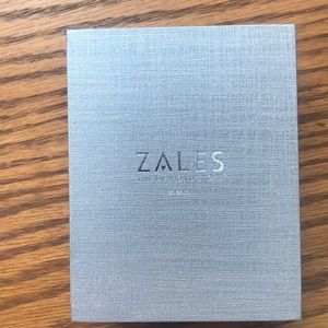 I don’t wear necklaces